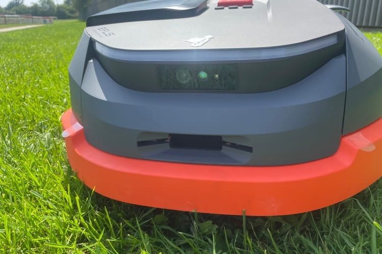 Unter der Lichtleiste befinden sich die Kameras und der Anschluss der Ladestation Unter der Lichtleiste befinden sich die Kameras und der Anschluss der Ladestation