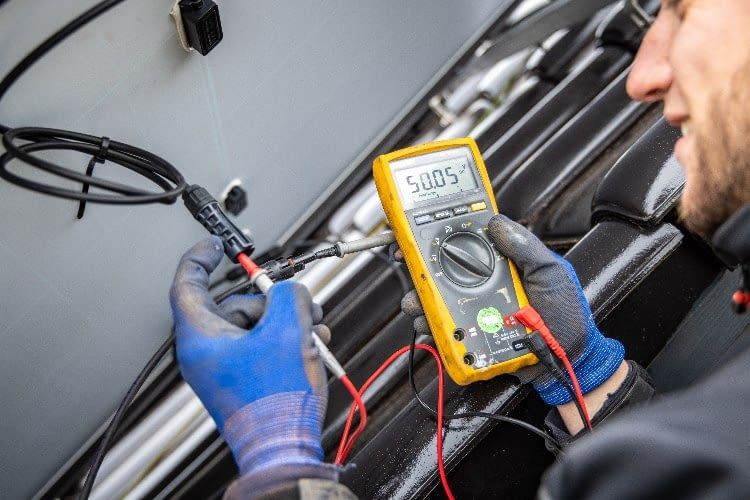 Die Verkabelung einer PV-Anlage sollte von Experten übernommen werden Die Verkabelung einer PV-Anlage sollte von Experten übernommen werden