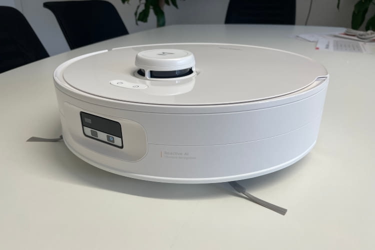 In Sachen Design gibt es keine Überraschungen. Allerdings ist der Curv 2 Flow deutlich höher gebaut als andere Roborock Modelle In Sachen Design gibt es keine Überraschungen. Allerdings ist der Curv 2 Flow deutlich höher gebaut als andere Roborock Modelle