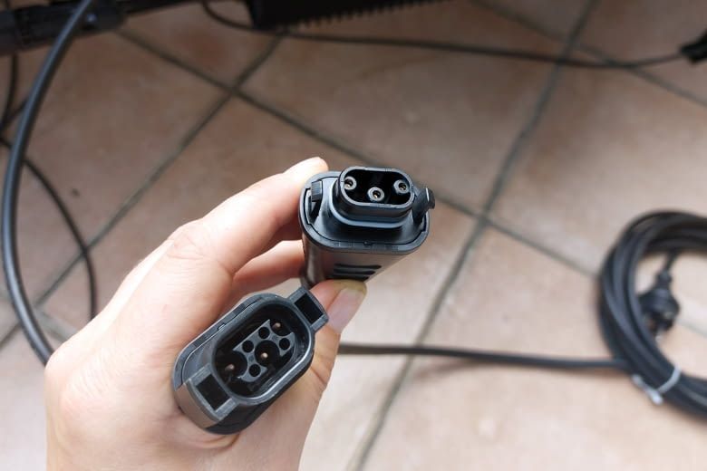 Das Stromkabel besteht aus zwei Teilen, die zusammengesteckkt werden Das Stromkabel besteht aus zwei Teilen, die zusammengesteckkt werden