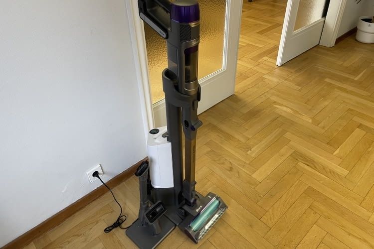 Der Shark PowerDetect kommt mit Absaugstation und Ständer für Zubehör Der Shark PowerDetect kommt mit Absaugstation und Ständer für Zubehör