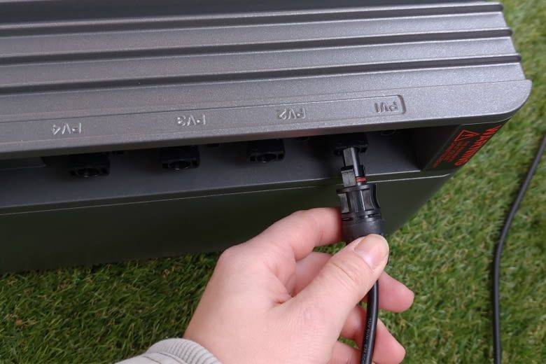Alle Solarmodul-Anschlüsse sind hier übersichtlich beschriftet Alle Solarmodul-Anschlüsse sind hier übersichtlich beschriftet