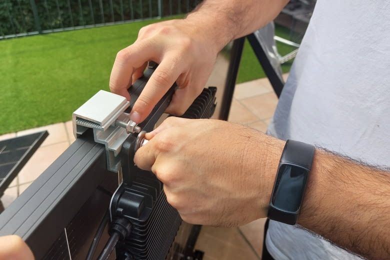 Die Wechselrichter-Halterung muss sorgfältig verschraubt werden Die Wechselrichter-Halterung muss sorgfältig verschraubt werden