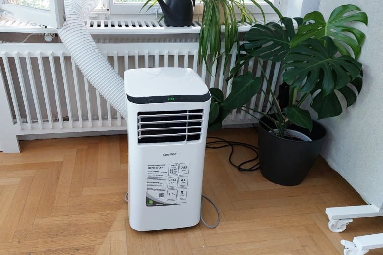 Diese mobile Anlage leitet Wärme per Schlauch nach draußen Diese mobile Anlage leitet Wärme per Schlauch nach draußen