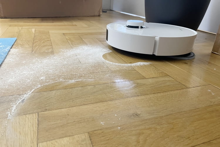 In unserem Saug-Wischroboter Test zeigte sich, welche Roboter mit verschiedenen Schmutzformen umgehen konnten In unserem Saug-Wischroboter Test zeigte sich, welche Roboter mit verschiedenen Schmutzformen umgehen konnten