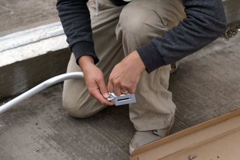 Je nach Hersteller kann die Stabilität der Halterung stark variieren Je nach Hersteller kann die Stabilität der Halterung stark variieren