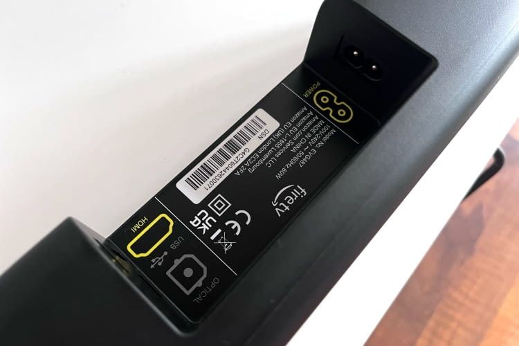 Die Anschlüsse befinden sich auf der Rückseite der Soundbar Die Anschlüsse befinden sich auf der Rückseite der Soundbar