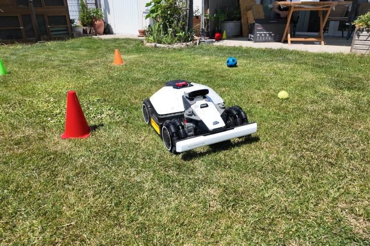 Unseren Hindernisparkours meisterte der LUBA Mini gut. Nur mit Tennisbällen hatte er Probleme. Diese wurden überfahren Unseren Hindernisparkours meisterte der LUBA Mini gut. Nur mit Tennisbällen hatte er Probleme. Diese wurden überfahren