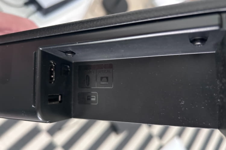 Die Anschlüsse der Soundbar sind einer Einkerbung auf der Rückseite versteckt Die Anschlüsse der Soundbar sind einer Einkerbung auf der Rückseite versteckt
