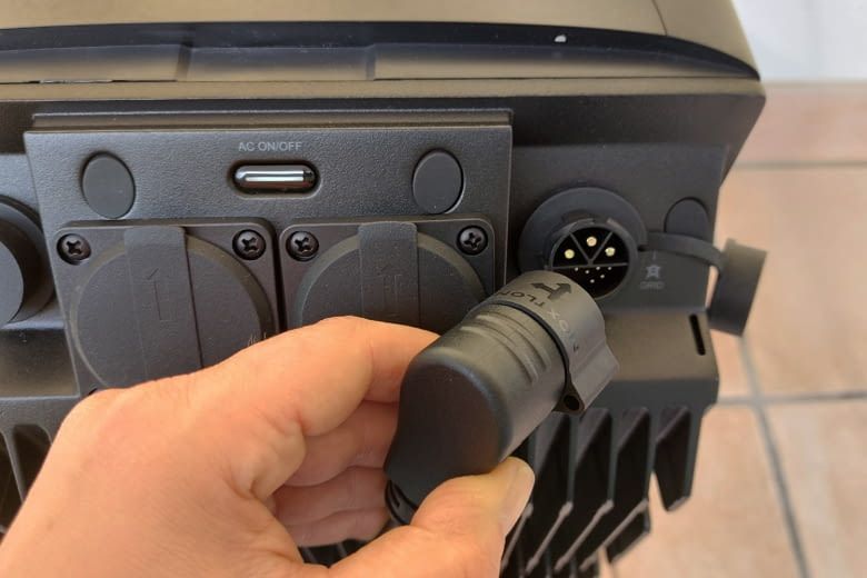 Das Stromkabel rastet beim Anschließen ein, so dass es nicht verrutschen kann Das Stromkabel rastet beim Anschließen ein, so dass es nicht verrutschen kann