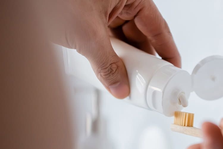 Eine fluoridhaltige Zahnpasta ist das A und O bei der Zahnpflege Eine fluoridhaltige Zahnpasta ist das A und O bei der Zahnpflege