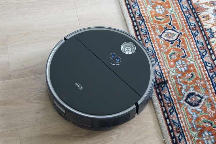 Der Saugroboter schaffte es in unserem Test nicht auf diesen flachen Teppich zu klettern Der Saugroboter schaffte es in unserem Test nicht auf diesen flachen Teppich zu klettern