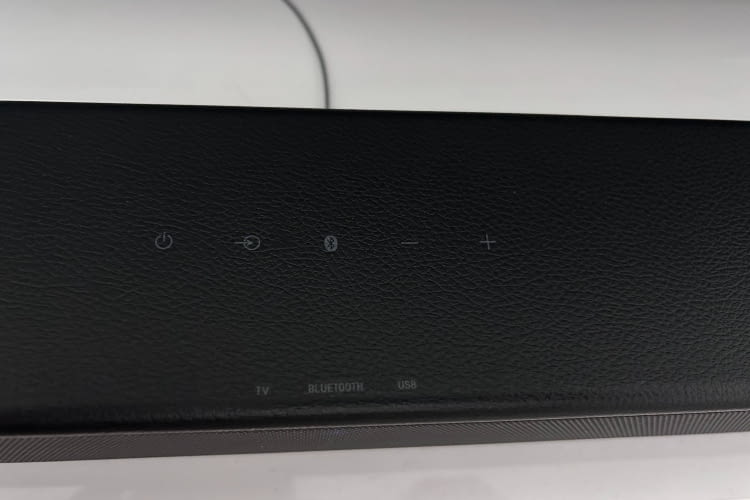 Die 5 zentralen Bedienelemente an der Soundbar selbst. Die 5 zentralen Bedienelemente an der Soundbar selbst.