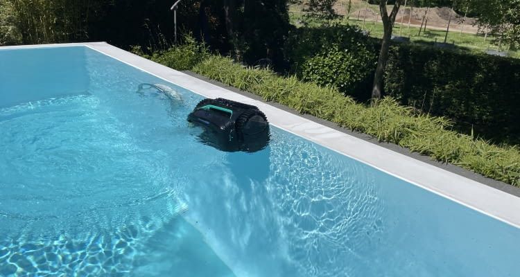 Auch die Wand mit Infinity-Abschluss reinigte der Wybot C2 bis zur Wasserlinie Auch die Wand mit Infinity-Abschluss reinigte der Wybot C2 bis zur Wasserlinie