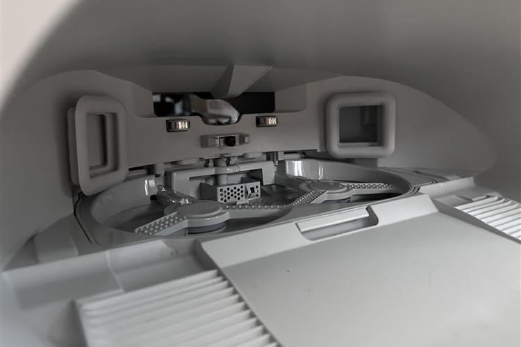 An der Kontaktstelle des Roborocks in der Station wird der Saugroboter gewartet und gesäubert An der Kontaktstelle des Roborocks in der Station wird der Saugroboter gewartet und gesäubert