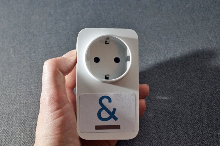 Auf der linken Gehäuseseite befindet sich ein zusätzlicher An-/Aus-Button Auf der linken Gehäuseseite befindet sich ein zusätzlicher An-/Aus-Button