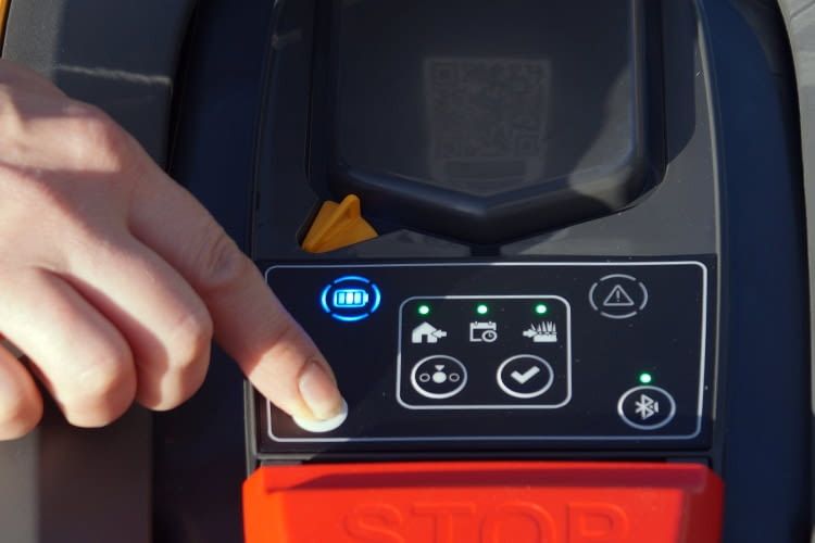 So sieht das STIGA Bedienfeld nach dem Entfernen der Abdeckung aus So sieht das STIGA Bedienfeld nach dem Entfernen der Abdeckung aus