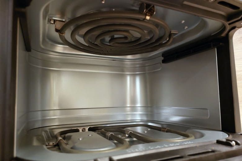 Der untere Garkorb punktet durch zwei Heizspiralen (1 x oben, 1 x unten) Der untere Garkorb punktet durch zwei Heizspiralen (1 x oben, 1 x unten)