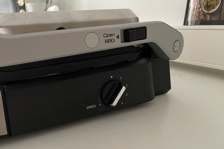 Auf der Seite ist der Schalter zur Öffnung sowie das Temperaturrad zu finden Auf der Seite ist der Schalter zur Öffnung sowie das Temperaturrad zu finden