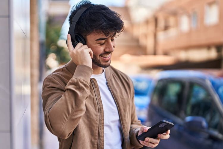 Unterwegs lassen sich die eigenen Lieblingssongs bequem per App streamen Unterwegs lassen sich die eigenen Lieblingssongs bequem per App streamen