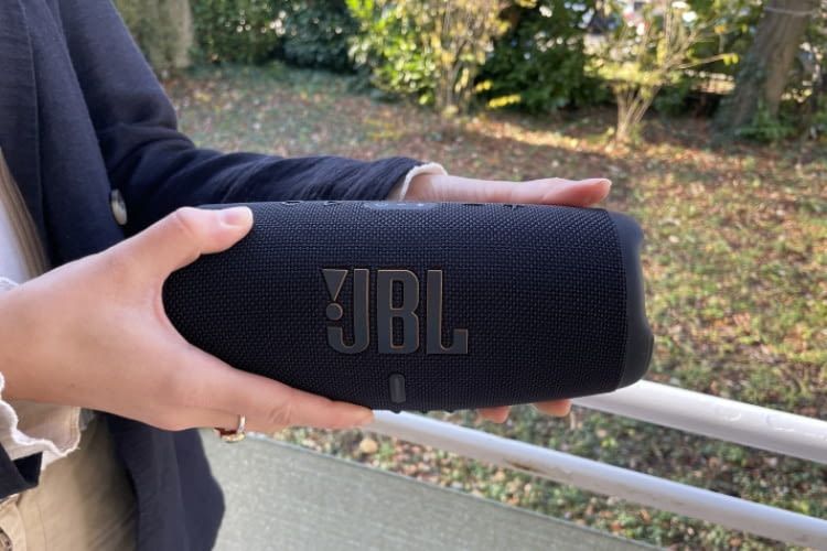 Der JBL Charge 5 ist kompakt und gut zu transportieren Der JBL Charge 5 ist kompakt und gut zu transportieren