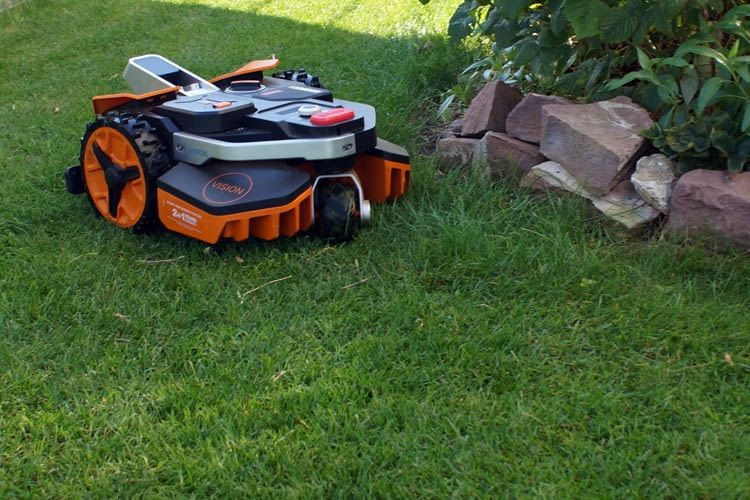 Auch ein autonomer Mäher braucht ab und zu etwas Aufmerksamkeit Auch ein autonomer Mäher braucht ab und zu etwas Aufmerksamkeit