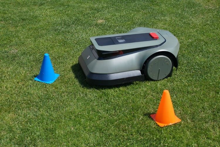 In unserem Test wurde keines der Hütchen vom Roboter umgeworfen In unserem Test wurde keines der Hütchen vom Roboter umgeworfen