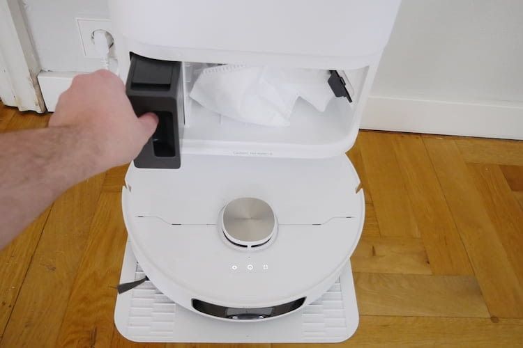 Dank des nützlichen Putzmittelfachs fügt der Dreame L10s Pro Ultra Heat automatisch die richtige Menge Reinigungsmittel hinzu. Dank des nützlichen Putzmittelfachs fügt der Dreame L10s Pro Ultra Heat automatisch die richtige Menge Reinigungsmittel hinzu.