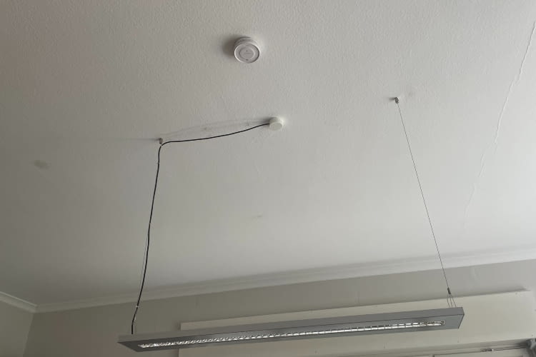 An der Decke ist der X-Sense unauffällig An der Decke ist der X-Sense unauffällig