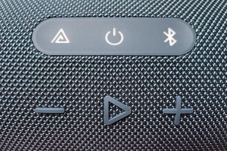 Die Tasten des JBL XTREME 4 sind wie von JBL gewohnt angeordnet Die Tasten des JBL XTREME 4 sind wie von JBL gewohnt angeordnet