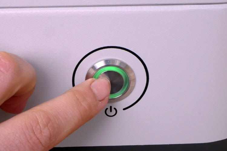 Der große Power-Button am Gehäuse ist nicht zu übersehen Der große Power-Button am Gehäuse ist nicht zu übersehen
