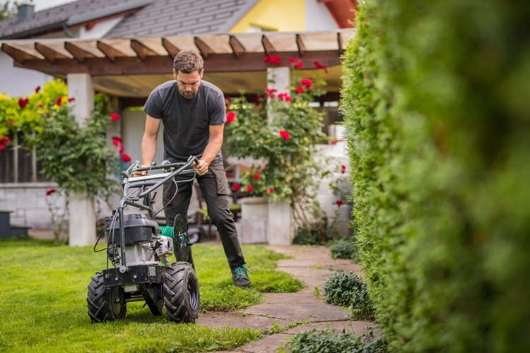 Profis nutzen zur Kabelverlegung solche Spezialmaschinen Profis nutzen zur Kabelverlegung solche Spezialmaschinen
