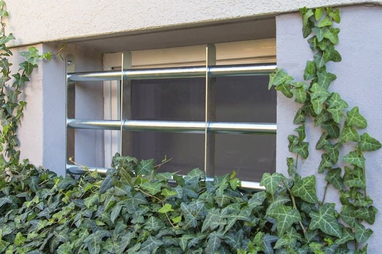 Dieses Fenstergitter wirkt schon auf den ersten Blick abschreckend Dieses Fenstergitter wirkt schon auf den ersten Blick abschreckend