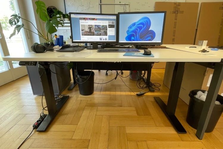 Einmal aufgebaut fügt sich der Flexispot nahtlos in unsere Redaktion ein Einmal aufgebaut fügt sich der Flexispot nahtlos in unsere Redaktion ein