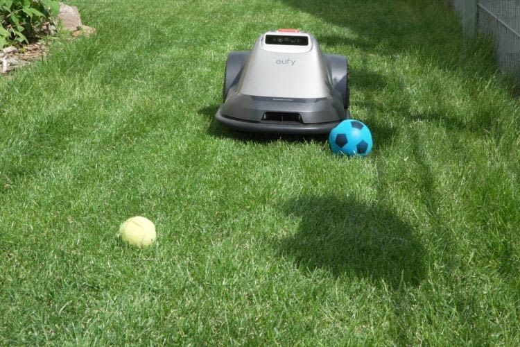 Auch kleine Hindernisse erkannte der E18, nur mit dem Tennisball hatte er ab und an Probleme Auch kleine Hindernisse erkannte der E18, nur mit dem Tennisball hatte er ab und an Probleme