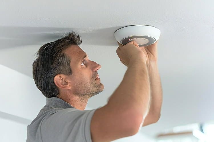 Spätestens nach 10 Jahren sollten Rauchmelder gewechselt werden Spätestens nach 10 Jahren sollten Rauchmelder gewechselt werden