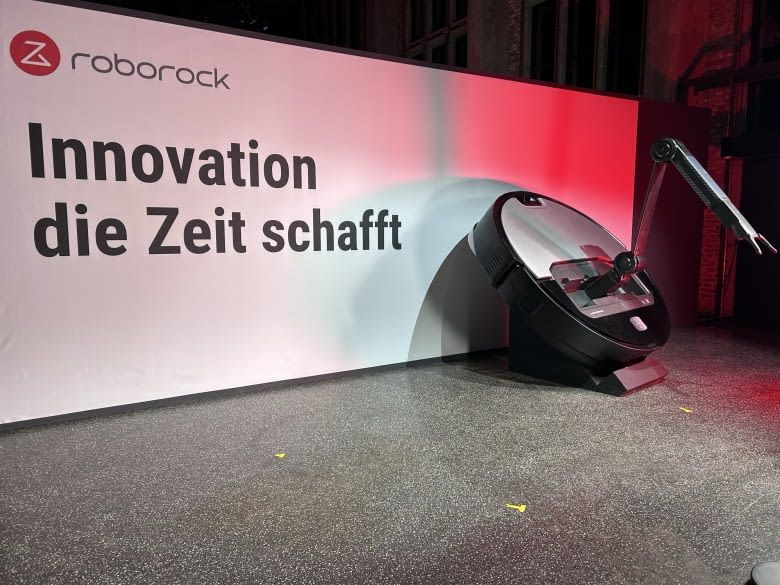 Mit einem riesigen Saros Z70 Modell wurden wir empfangen Mit einem riesigen Saros Z70 Modell wurden wir empfangen