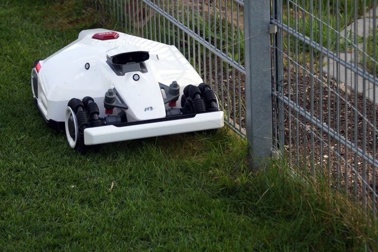 Diese Kante mähte LUBA 2 als einziges Testgerät gut ab Diese Kante mähte LUBA 2 als einziges Testgerät gut ab