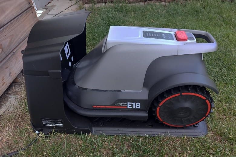 Die Ladestation des Mähroboters muss immer am Stromnetz angeschlossen bleiben Die Ladestation des Mähroboters muss immer am Stromnetz angeschlossen bleiben