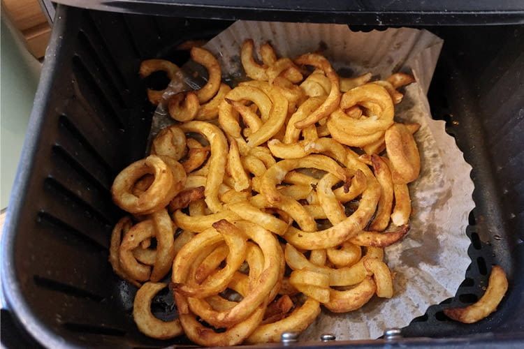 Pommes gehören zu den absoluten Heißluftfritteusen Klassikern Pommes gehören zu den absoluten Heißluftfritteusen Klassikern