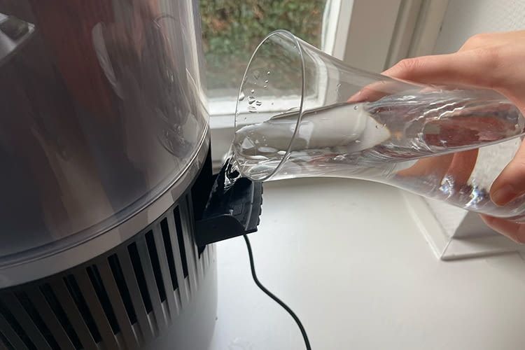 Der Philips Luftbefeuchter kann auch seitlich beefüllt werden Der Philips Luftbefeuchter kann auch seitlich beefüllt werden