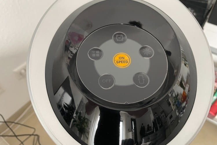 Die Bedientasten auf der Oberseite sind verständlich designt Die Bedientasten auf der Oberseite sind verständlich designt