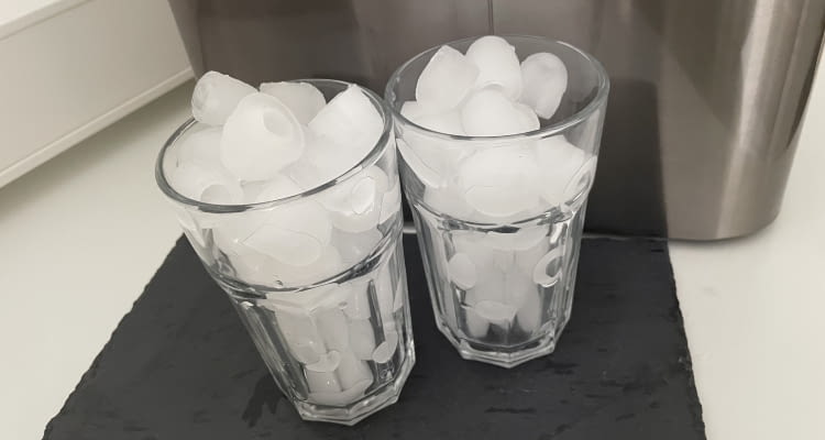 Bei Eiswürfeln der Größe L wurden es etwas mehr als 700 Milliliter Bei Eiswürfeln der Größe L wurden es etwas mehr als 700 Milliliter