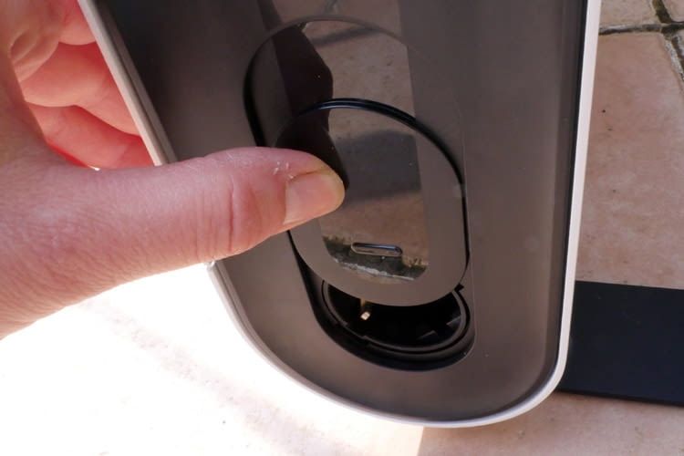 SolMate besitzt zusätzlich eine Extra-Steckdose am Gehäuse SolMate besitzt zusätzlich eine Extra-Steckdose am Gehäuse