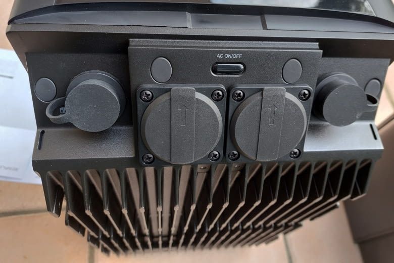 Hier sind die beiden Zusatzsteckdosen auf der Rückseite gut zu sehen Hier sind die beiden Zusatzsteckdosen auf der Rückseite gut zu sehen