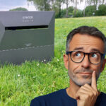 Mann blickt fragend auf Stromspeicher