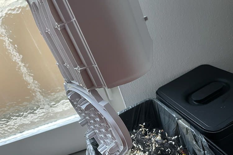 Die Entleerung des 2 Liter Staubbehälters findet durch einen Klick statt und ist selten notwendig Die Entleerung des 2 Liter Staubbehälters findet durch einen Klick statt und ist selten notwendig