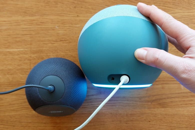 Echo Dot Max (2025) links hat im Vergleich zum Echo 4 keinen Zusatzanschluss Echo Dot Max (2025) links hat im Vergleich zum Echo 4 keinen Zusatzanschluss