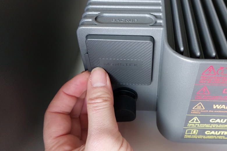 Bei Nichtgebrauch wird die Steckdose mit einem Deckel verschlossen Bei Nichtgebrauch wird die Steckdose mit einem Deckel verschlossen