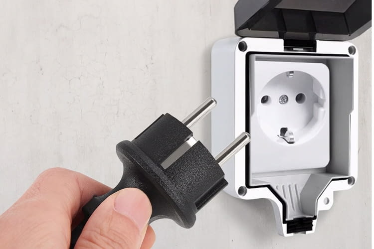 Dank diesem Schuko-Stecker darf die Anlage selbst installiert werden Dank diesem Schuko-Stecker darf die Anlage selbst installiert werden